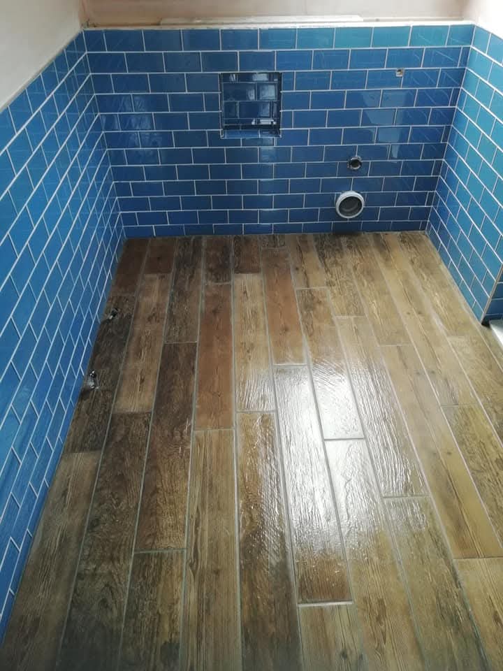 Large-format porcelain tiles in stone-effect finish with niche shelf detail